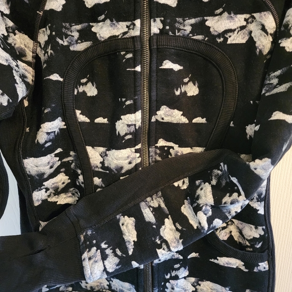 Lululemon Scuba Hoodie Zip Up Jacket Black and White Cloud Print Size 10 - Picture 3 of 10